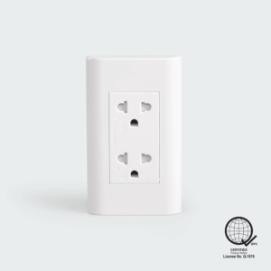 Plano duplex universal outlet with groun