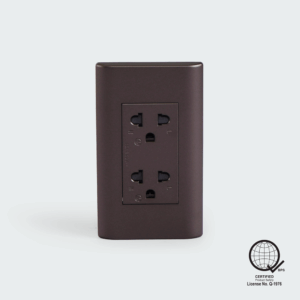 Plano duplex universal outlet with groun