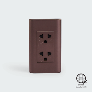 Plano duplex universal outlet with groun
